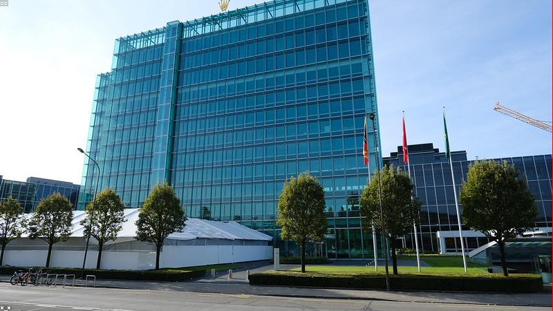 91网团队围绕企业互联方案进行讨论